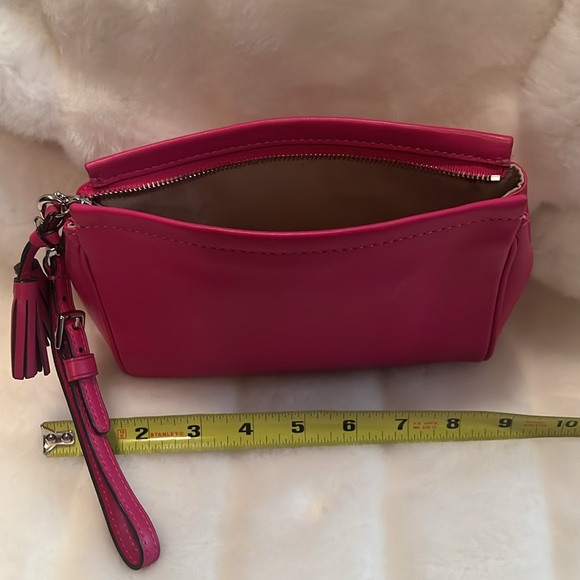 🩷COACH HOT PINK MAKEUP💄BAG. Gently used as seen. Exceptional condition. 🩷 - Picture 9 of 11